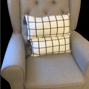 Set of 2 Beautiful and subtle Pillows to decorate your living room or room